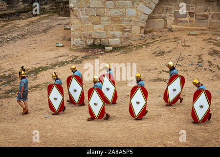 Merida, Espagne - 27 septembre 2014 : plusieurs personnes habillées en costumes de légionnaires romains au premier siècle, impliqués dans reconstitution historique. Banque D'Images