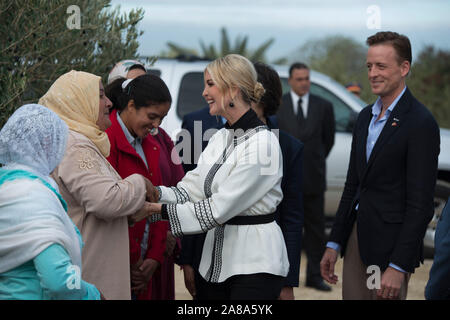 (191107) -- Sidi Kacem (Maroc), 7 novembre 2019 (Xinhua) -- Ivanka Trump (C, à l'avant), le président américain Donald Trump's daughter et conseiller senior, rencontre avec des femmes au cours de sa visite à une ferme expérimentale à Sidi Kacem au Maroc central, le 7 novembre, 2019. Ivanka Trump est arrivé mercredi au Maroc pour une visite de trois jours à promouvoir l'autonomisation des femmes. (Photo de Chadi/Xinhua) Banque D'Images