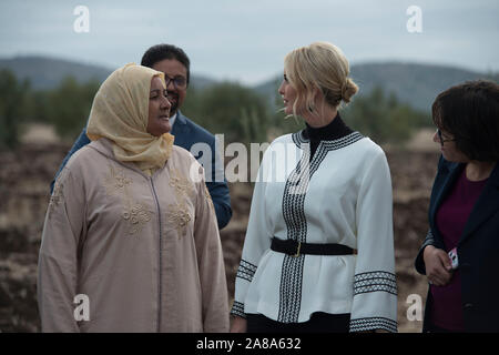 (191107) -- Sidi Kacem (Maroc), 7 novembre 2019 (Xinhua) -- Ivanka Trump (2e R), le président des États-Unis, la fille de Donald Trump et conseiller principal, parle avec une femme au cours de sa visite à une ferme expérimentale à Sidi Kacem au Maroc central, le 7 novembre, 2019. Ivanka Trump est arrivé mercredi au Maroc pour une visite de trois jours à promouvoir l'autonomisation des femmes. (Photo de Chadi/Xinhua) Banque D'Images