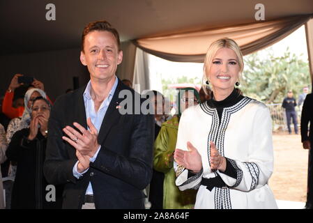 (191107) -- Sidi Kacem (Maroc), 7 novembre 2019 (Xinhua) -- Ivanka Trump (R, à l'avant), le président des États-Unis, la fille de Donald Trump et conseiller principal, des visites d'une ferme expérimentale à Sidi Kacem au Maroc central, le 7 novembre, 2019. Ivanka Trump est arrivé mercredi au Maroc pour une visite de trois jours à promouvoir l'autonomisation des femmes. (Photo de Chadi/Xinhua) Banque D'Images