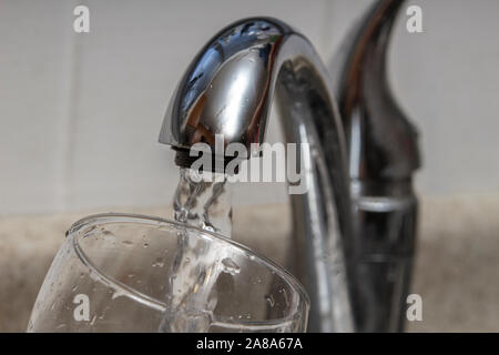 En à l'eau du robinet et d'eau de remplissage avec la contamination par le plomb Banque D'Images