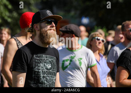 Jeune homme à la barbe et casquette regarder les concerts à Valli Festival à Helsinki, Finlande Banque D'Images