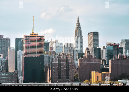 Les immeubles de bureaux et d'appartements sur l'horizon au coucher du soleil. Immobilier et services et concept. Manhattan, New York City, USA. Banque D'Images