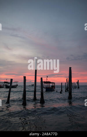 Vue d'un quai à l'heure du coucher du soleil à l'île de Koh Rong, au Cambodge. Banque D'Images