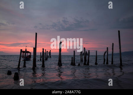 Vue d'un quai à l'heure du coucher du soleil à l'île de Koh Rong, au Cambodge. Banque D'Images