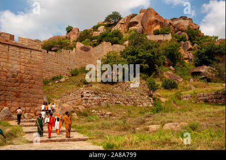 Les Indiens visitant Fort Chitradurga, Karnataka, Inde Banque D'Images