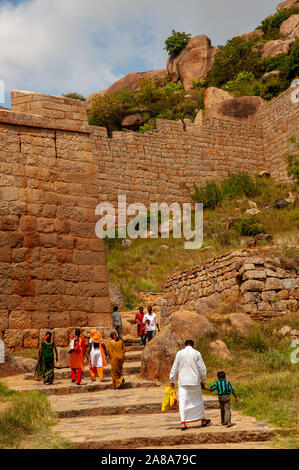 Les Indiens visitant Fort Chitradurga, Karnataka, Inde Banque D'Images