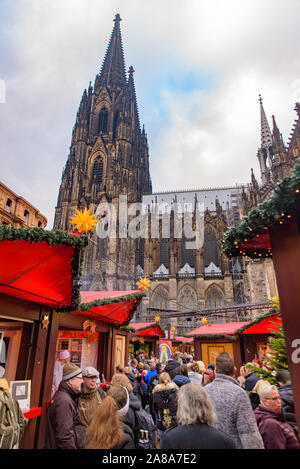 2018 Marché de Noël de Cologne avec la cathédrale de Cologne en Allemagne au Banque D'Images