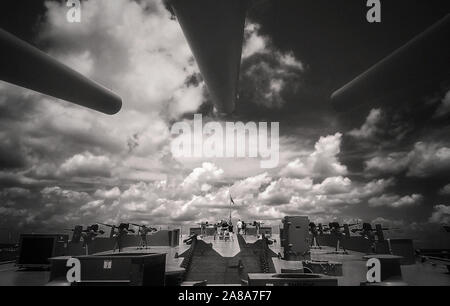 Explorer le pont de l'USS New York, le 12 août 2017, à Battleship Memorial Park de Mobile, Alabama. Banque D'Images