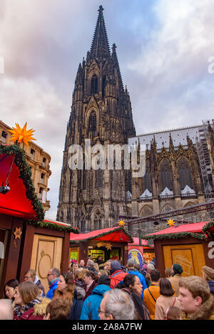 2018 Marché de Noël de Cologne avec la cathédrale de Cologne en Allemagne au Banque D'Images