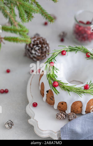 Gâteau aux fruits de Noël traditionnels faits maison sur le béton avec un fond copyspace, décorée par les canneberges et romarin Banque D'Images