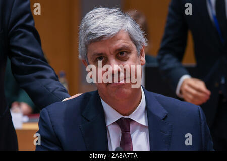 Bruxelles, Belgique. Nov 7, 2019. Mario Centeno, Président de l'Eurogroupe, attend d'assister à la réunion de l'Eurogroupe à Bruxelles, Belgique, le 7 novembre, 2019. La Commission européenne a déclaré jeudi que la zone euro produit intérieur brut (PIB) devrait augmenter de 1,1 pour cent en 2019 et de 1,2  % en 2020 et 2021. Par rapport aux projections de l'Union européenne est le bras exécutif publié en juillet, la prévision de croissance a été réduit de 0,1 points de pourcentage pour 2019 et de 0,2 points de pourcentage pour 2020. Credit : Riccardo Pareggiani/Xinhua/Alamy Live News Banque D'Images