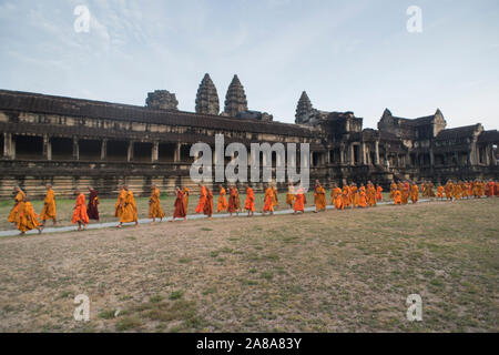 Grand groupe de moines bouddhistes au cours de la célébration de l'Visak Bochea au temple d'Angkor Wat, Siem Reap, Cambodge. Banque D'Images