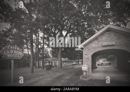 Un panneau rouillé pointe vers l'entrée de l'autoroute 90 sur Motel Olsson, le 10 juillet 2016, à Mobile, Alabama. Banque D'Images