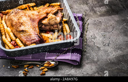 La Turquie fait maison avec des frites en cuisson Banque D'Images