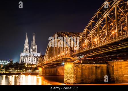 Cologne la nuit avec la cathédrale de Cologne, Pont Hohenzollern et du Rhin Banque D'Images