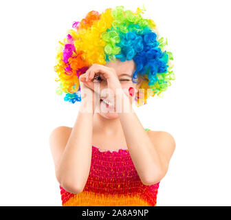 Petite fille en perruque clown isolé sur fond blanc Banque D'Images