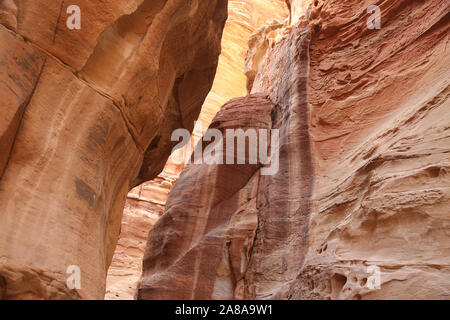 À la recherche du chemin de grès à travers le siq, qui est l'étroite gorge passage que vous marchez le long d'atteindre Pétra, en Jordanie. Banque D'Images