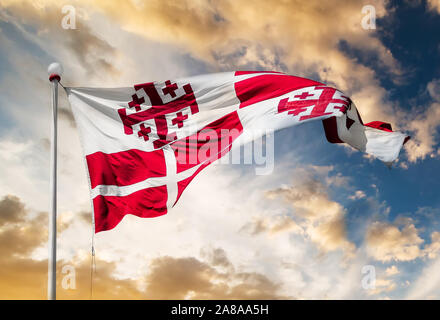 Brandissant le drapeau Malte Banque D'Images
