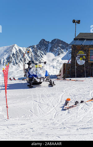 Pyrénées, Andorre - février 15, 2019 : Rescue service motoneige à une patrouille de ski près d'une maison. Des pics de montagne pittoresque dans la neige dans les ba Banque D'Images