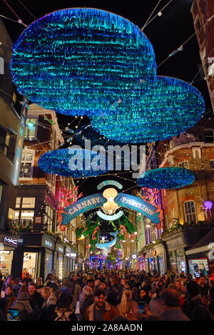 Londres, Royaume-Uni. Nov 7, 2019. Les scènes sous-marines faites de matériaux recyclés s'allumer de Carnaby Street à Londres comme les lumières de Noël sont allumées. Travaillant en collaboration avec le Projet Zéro qu'ils mettent en évidence les domaines des océans plus besoin de conservation. Crédit : Paul Brown/Alamy Live News Banque D'Images