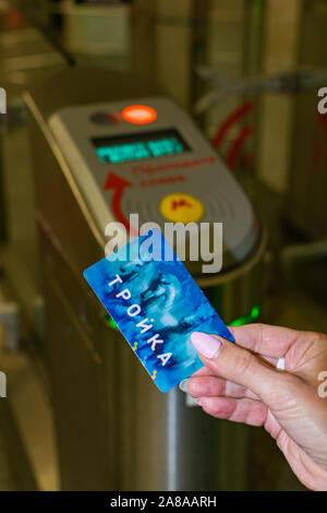 Moscou/Russie ; 3 Juillet 2019 : métro de Moscou porte d'entrée, avec carte de la troïka sur main de femme de droite Banque D'Images