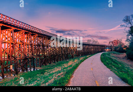 Le soleil se couche sur la M&O Railroad trestle 18 Mars, 2014, à Northport, Alabama. Le pont en treillis en acier et en bois a été construit en 1898. Banque D'Images