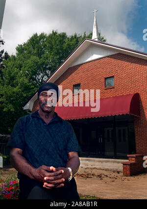 Johnny Holley Jr. pose devant la chapelle AME Barbe église Zion à Tuscaloosa, Alabama, le 8 mai 2009. Holley, 63, a été libéré de prison en avril. Banque D'Images