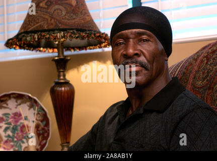 Johnny Holley Jr. se détend dans son salon à Tuscaloosa, Alabama, le 8 mai 2009. Holley, 63, a été libéré de prison en avril. Banque D'Images