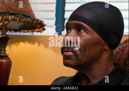 Johnny Holley Jr. se détend dans son salon à Tuscaloosa, Alabama, le 8 mai 2009. Holley, 63, a été libéré de prison en avril. Banque D'Images