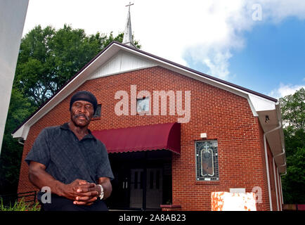 Johnny Holley Jr. pose devant la chapelle AME Barbe église Zion à Tuscaloosa, Alabama, le 8 mai 2009. Holley, 63, a été libéré de prison en avril. Banque D'Images