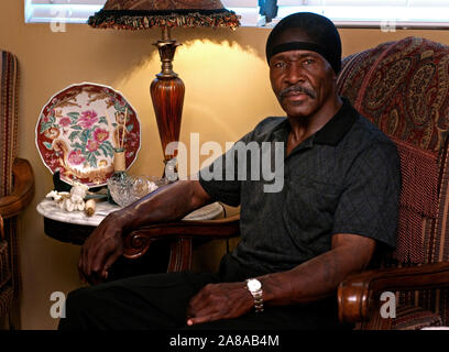 Johnny Holley Jr. se détend dans son salon à Tuscaloosa, Alabama, le 8 mai 2009. Holley, 63, a été libéré de prison en avril. Banque D'Images