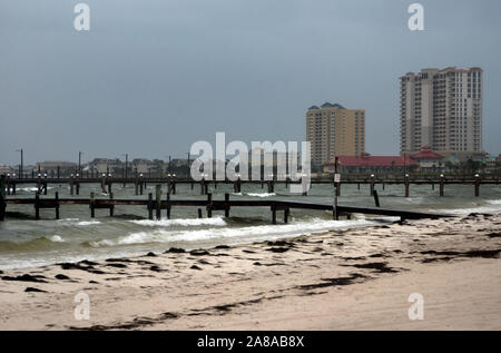 Les vagues déferlent sur le rivage, 9 novembre 2009, à Pensacola, en Floride à l'avance de l'Ouragan Ida. Banque D'Images