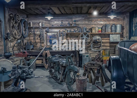 Intérieur d'un ancien atelier, petit matériel de garage Banque D'Images