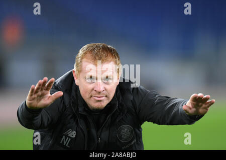 Rome, Italie. 07Th Nov, 2019. Neil Lennon manager de Celtic salue ses partisans et célèbre la victoire à la fin de l'UEFA Europa League phase de groupes match entre le Latium et celtique au Stadio Olimpico, Rome, Italie. Photo par Giuseppe maffia. Credit : UK Sports Photos Ltd/Alamy Live News Banque D'Images