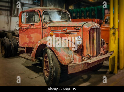 Un millésime 1950 camion Mack est photographié à la Pro des déchets, le 18 mars 2016, dans la région de Sanford, Floride. La société dispose d'un camion à ordures dans les locaux du musée. Banque D'Images