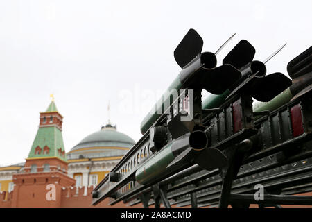 Système de lanceur de missiles contre le Kremlin de Moscou sur la place Rouge. Concept de l'armée russe Banque D'Images