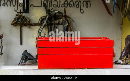 Boîte à outils rouge avec location de matériel de réparation, réparation de vélos Vintage background Banque D'Images