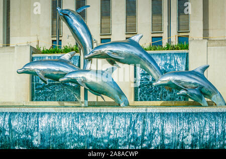 Les dauphins s'ébattre dans le parc Waller Patrimoine Floride Fontaine à la Florida State Capitol, le 20 juillet 2013, à Tallahassee, Floride. Banque D'Images