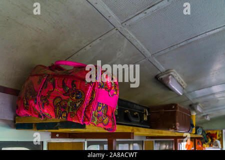 Les bagages des passagers dans un ancien wagon de train nostalgique, Transports et déplacements contexte Banque D'Images