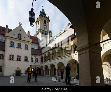 Bratislava (Presbourg) : ancien hôtel de ville cour intérieure, joueur en Slovaquie, , Banque D'Images