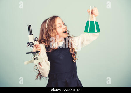 La recherche scientifique en laboratoire. Petite fille avec microscope. étude de l'enfant bilogy leçon. Découvrez l'avenir. retour à l'école. L'éducation connaissances. petite fille scientifique avec ballon d'essai. L'échantillon biologique. Banque D'Images