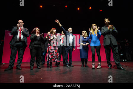 Manchester, UK. 7 novembre 2019. Jeremy Corbyn, chef du parti travailliste et député fédéral d'Islington au Nord, les vagues après avoir parlé à l'élection générale du travail manifestation tenue à l'O2 Apollo à Ardwick, Manchester. © Russell Hart/Alamy Live News. Banque D'Images