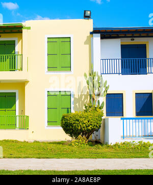 Appartements touristiques colorés dans la journée ensoleillée. Vue de face. Paphos, Chypre Banque D'Images