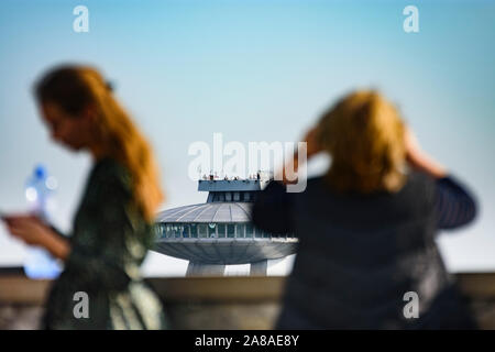 Bratislava (Presbourg) : OVNI imminente restaurant en haut de la plupart des SNP (Pont du Soulèvement national slovaque), personne en Slovaquie, , Banque D'Images