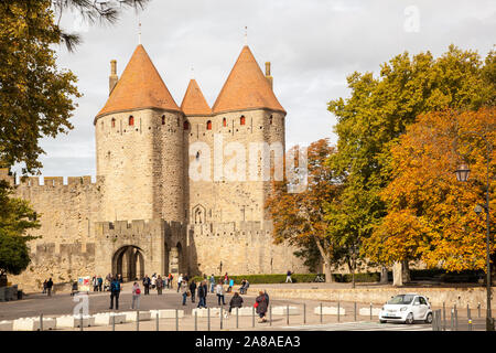 L'entrée de la colline du château médiéval fortifié Citadelle dans la ville française de Carcassonne dans le languedoc au cours de l'automne Banque D'Images