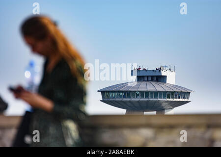 Bratislava (Presbourg) : OVNI imminente restaurant en haut de la plupart des SNP (Pont du Soulèvement national slovaque), personne en Slovaquie, , Banque D'Images