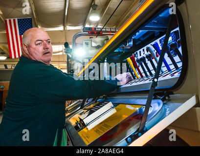 Mike Adams, Mike Adams de remorquage et de récupération à coussin d'air, agit sur les commandes de son nouveau camion, un 2016 Mack Granite, à Macon, Géorgie. Banque D'Images