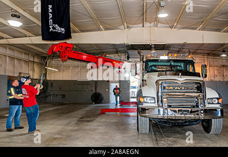 Matthew Adams travaille avec le boom d'un 2016 Mack Granite avec un 50-tonnes siècle rotator à Mike Adams Remorquage et recouvrement à coussin d'air à Macon, Géorgie. Banque D'Images