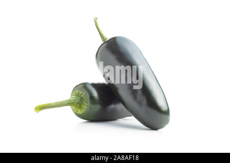 Piments Jalapeno vert isolé sur fond blanc. Banque D'Images